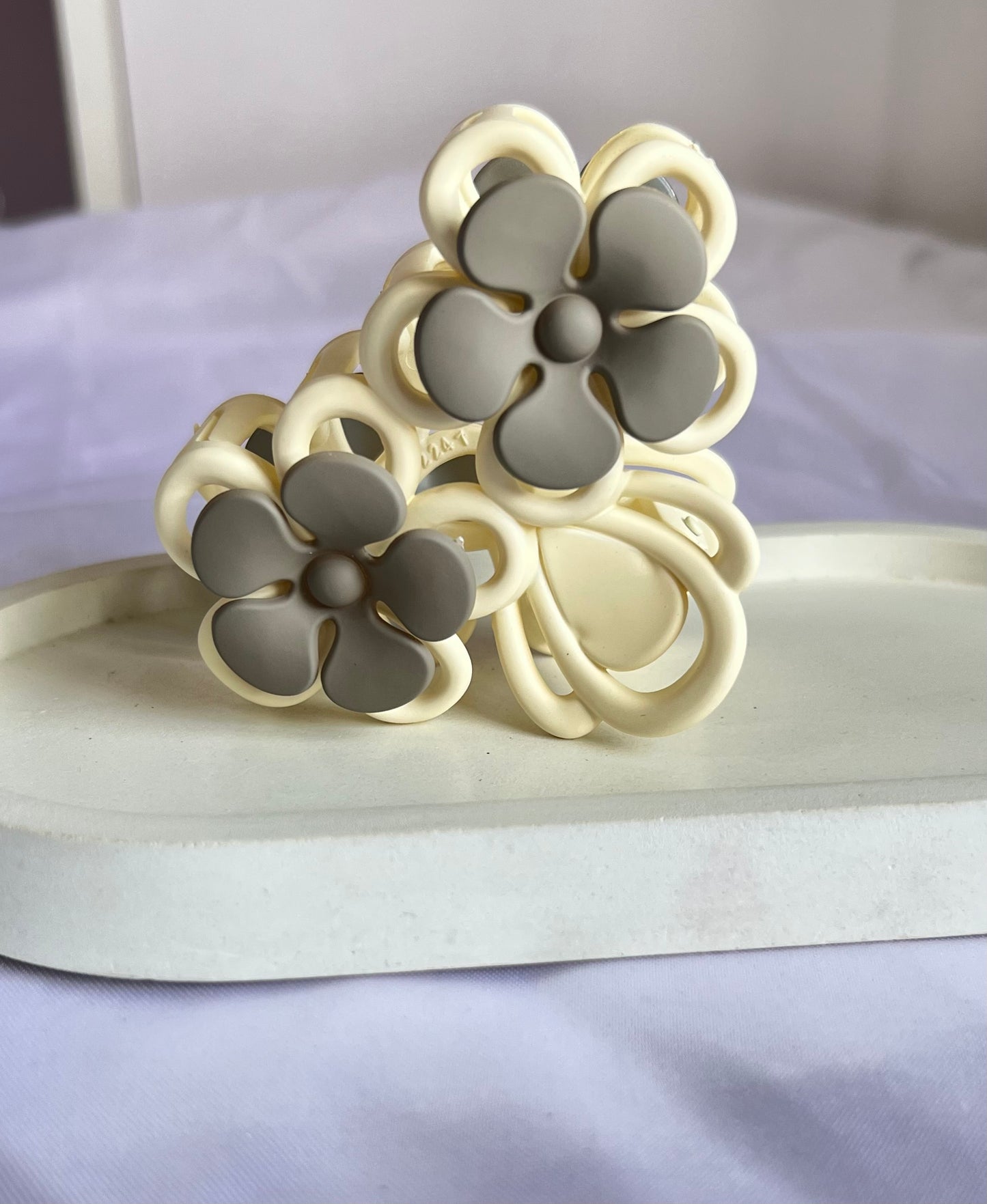 Bloom & Hold Claw Clip - Beige