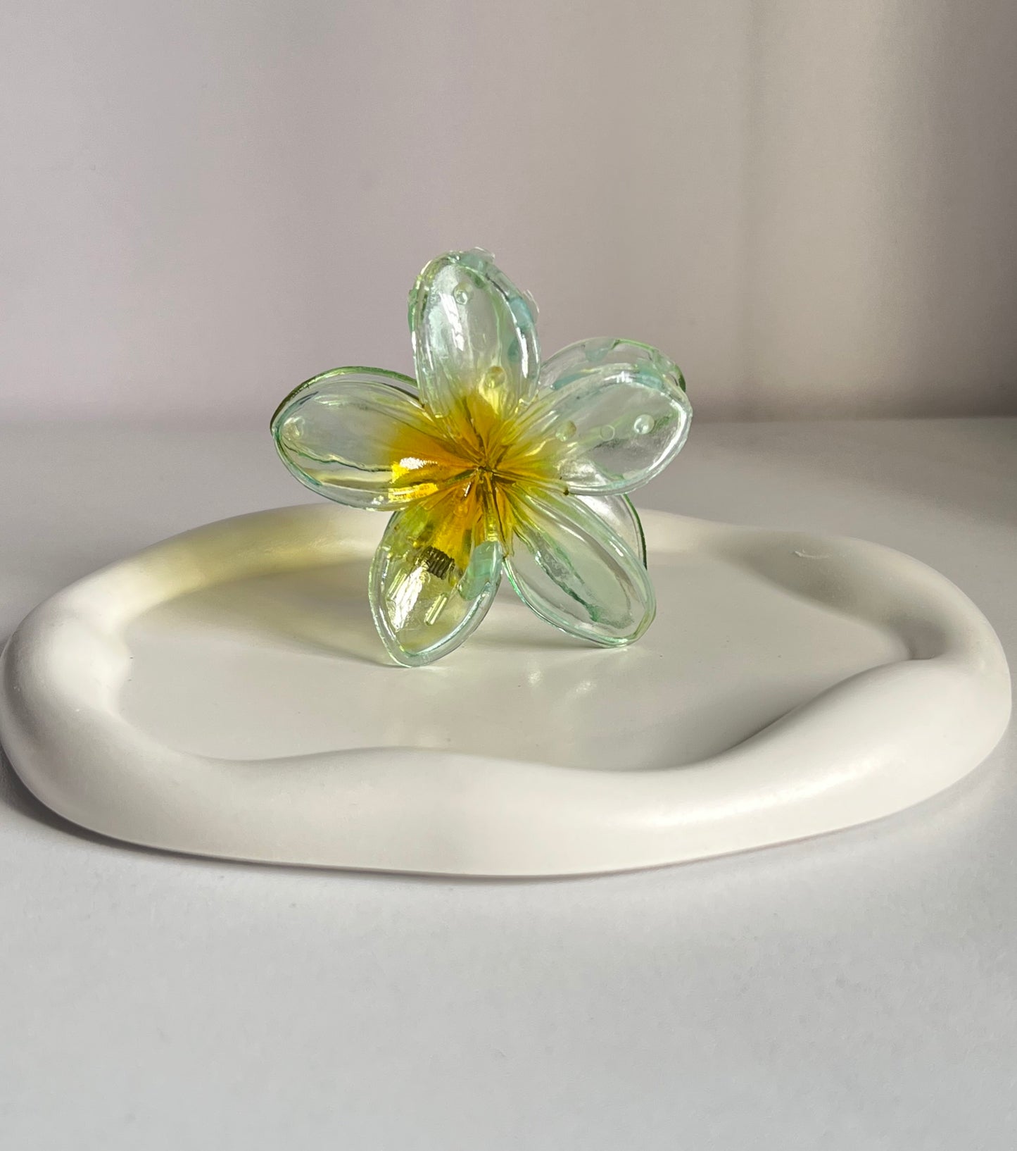 Flora Lock Glossy Claw Clip - Greenish Yellow