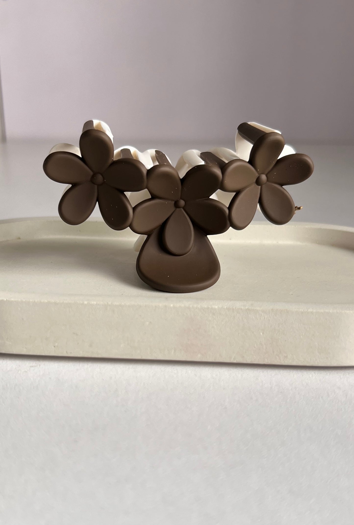 Two Tone Flower Claw- White & Dark Brown