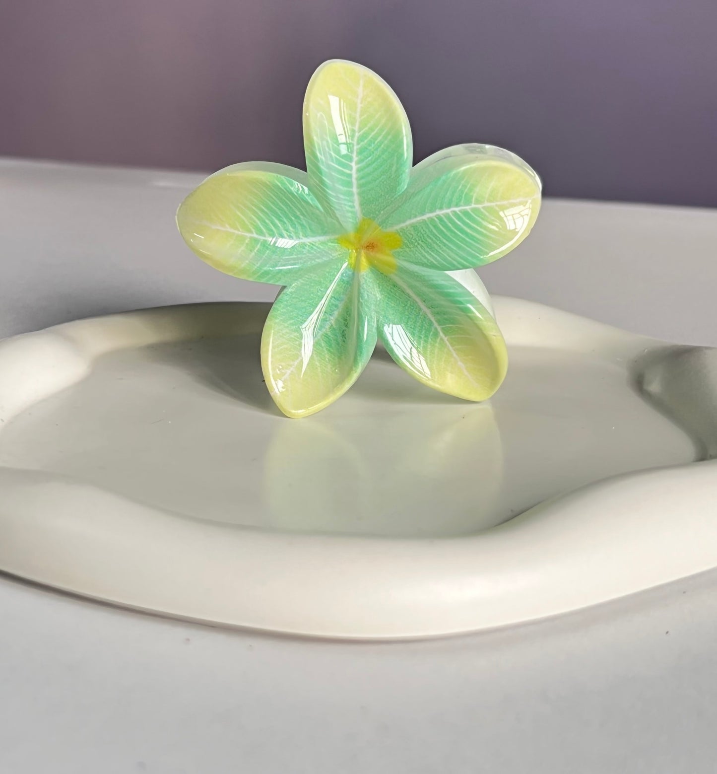 Flora Lock Amora Claw Clip - Beigish Green