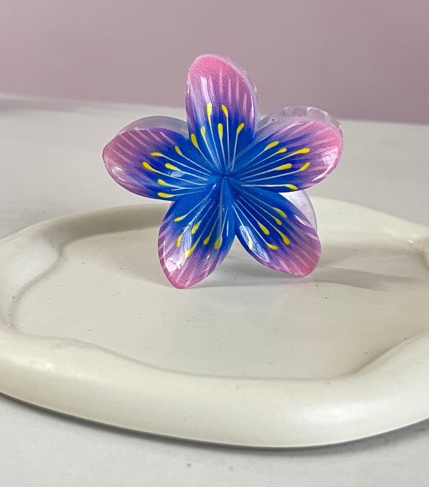 Flora Lock Aura Claw Clip - Pinkish Blue