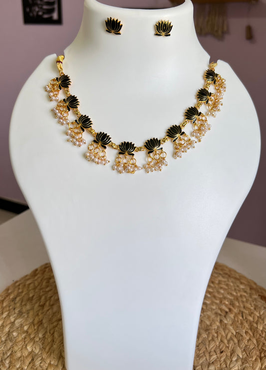 Lotus Aura Choker Set - Black