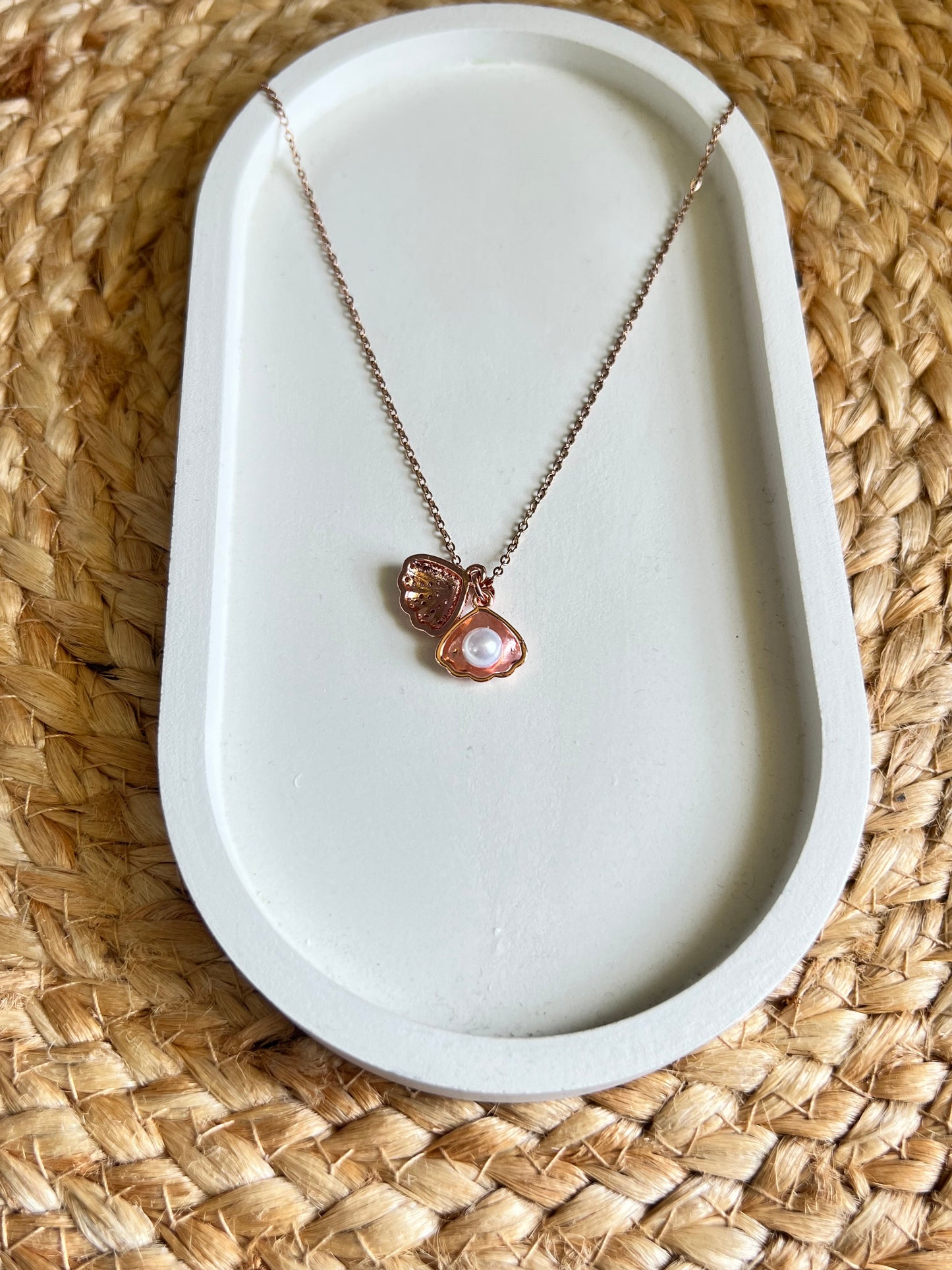 Chic & Tarnish Free Openable Pearl Shell Neck Chain - Rose Gold