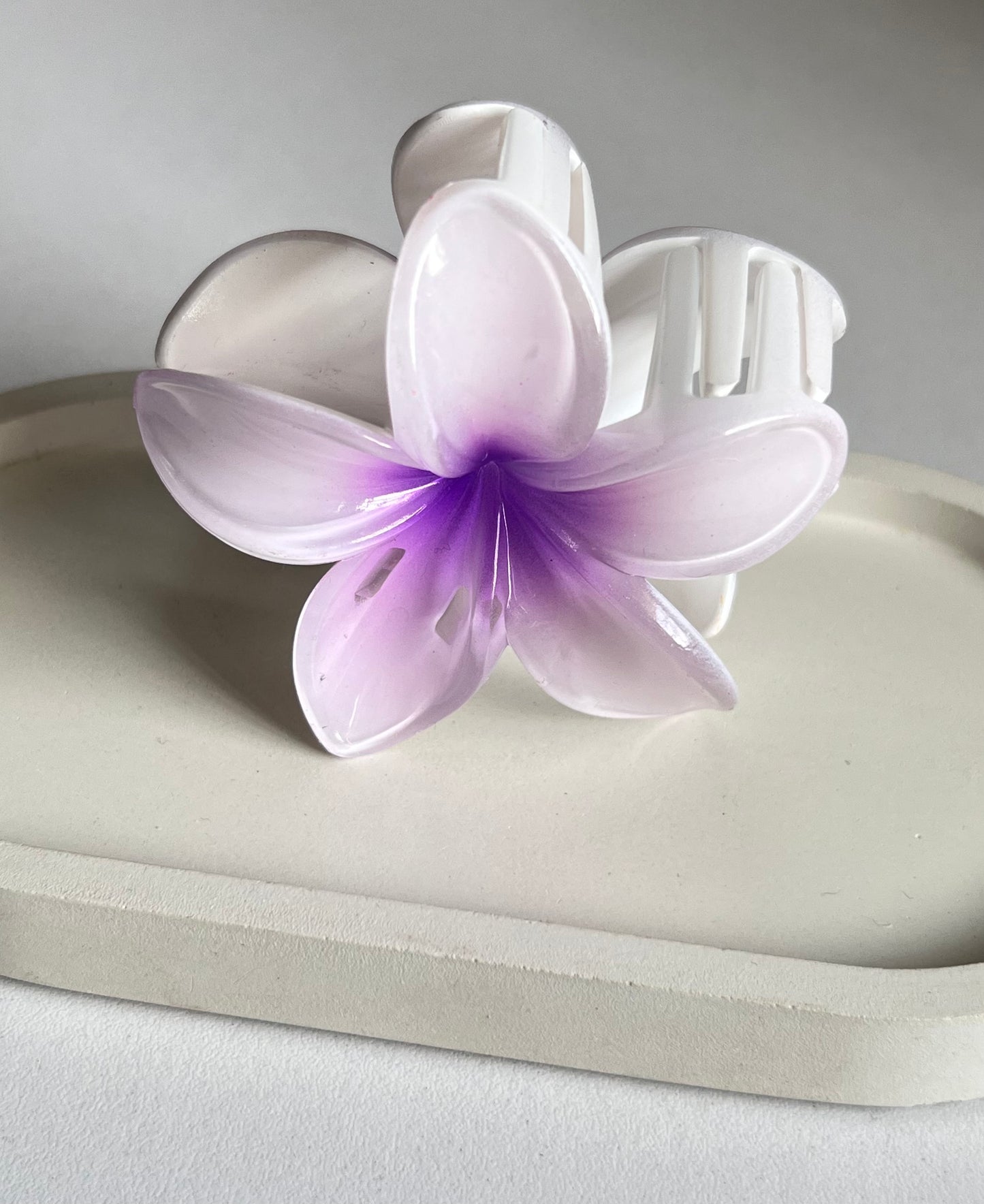 Flora Lock Claw Clip - White