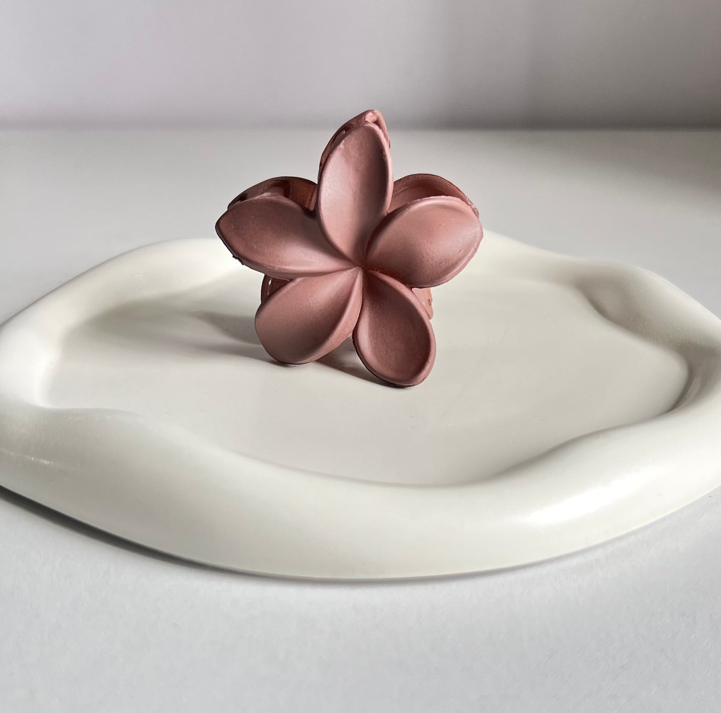 Petal Claw Clip - Brown
