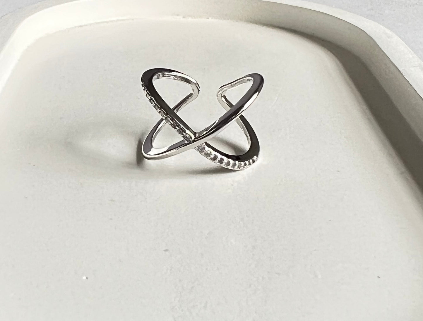 Curvy Crossover Ring - Anti-Tarnish & Adjustable