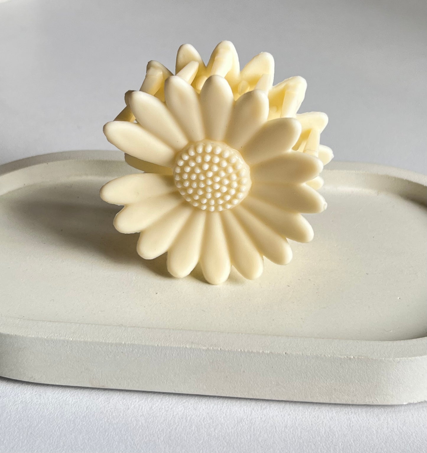 Pinteresty Sunflower Maxi Claw Clip - Beige