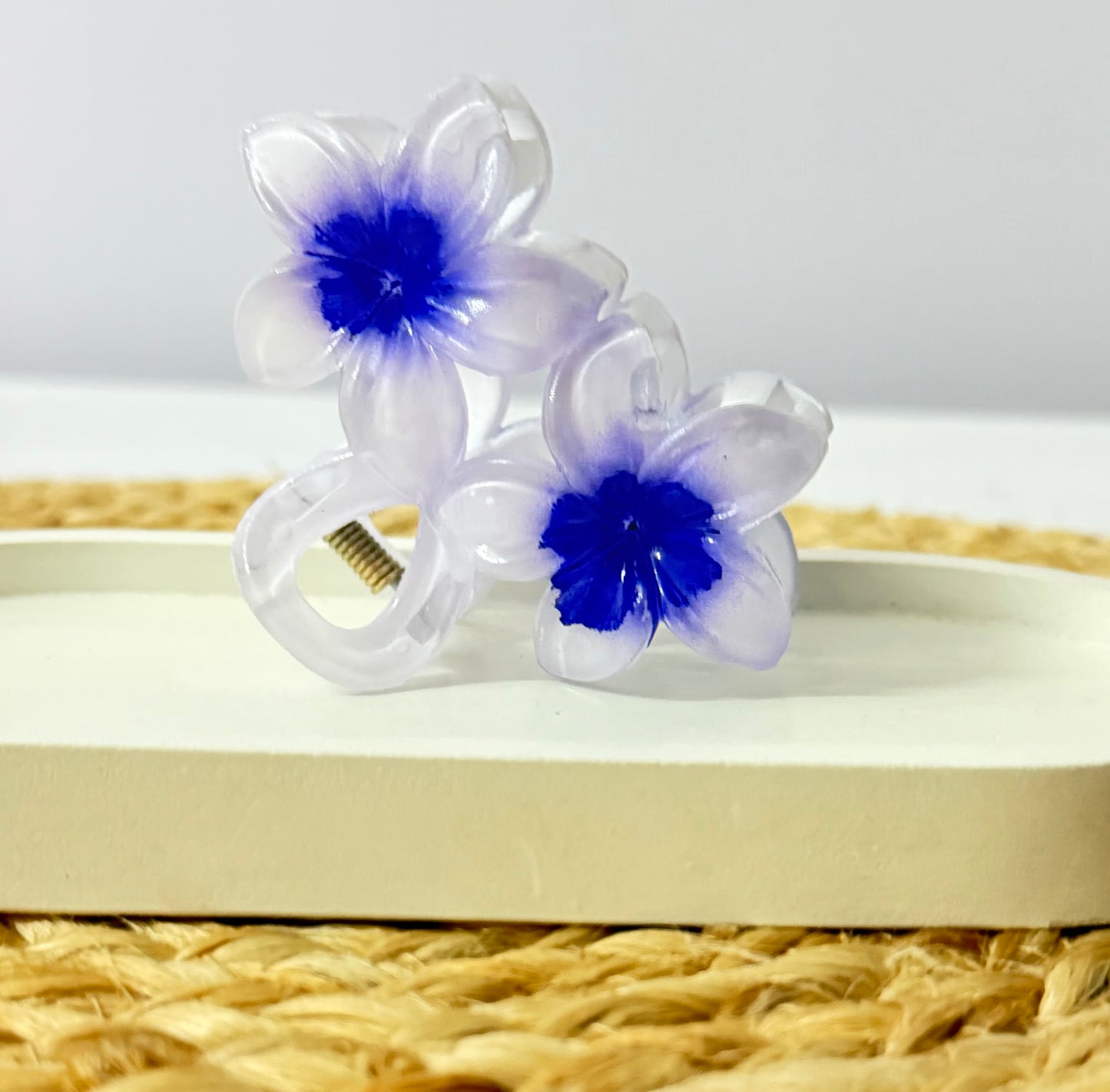 Double Bloom Medium Claw Clip
- Whitish Blue