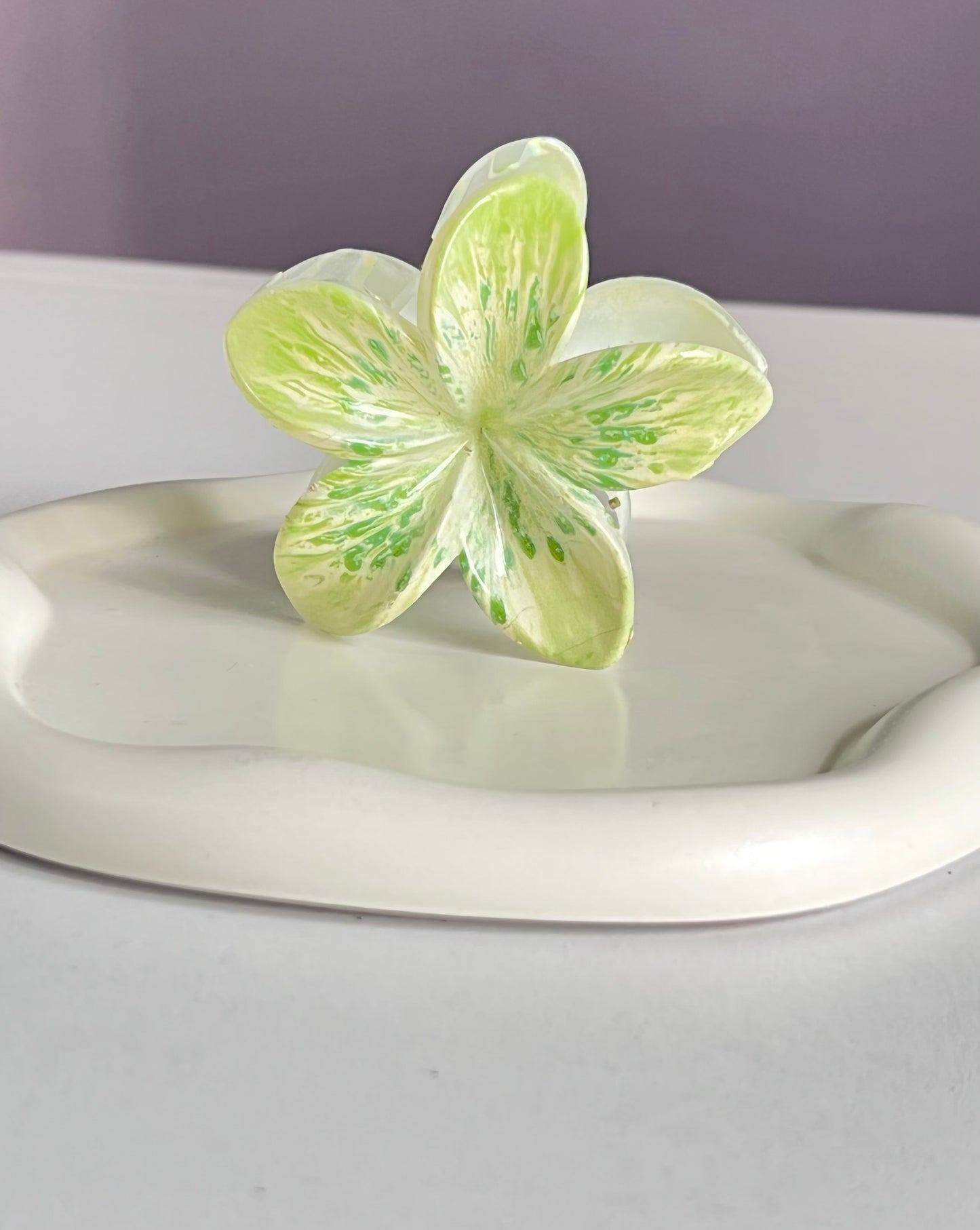 Flora Lock Dazzle Claw Clip - Light Green