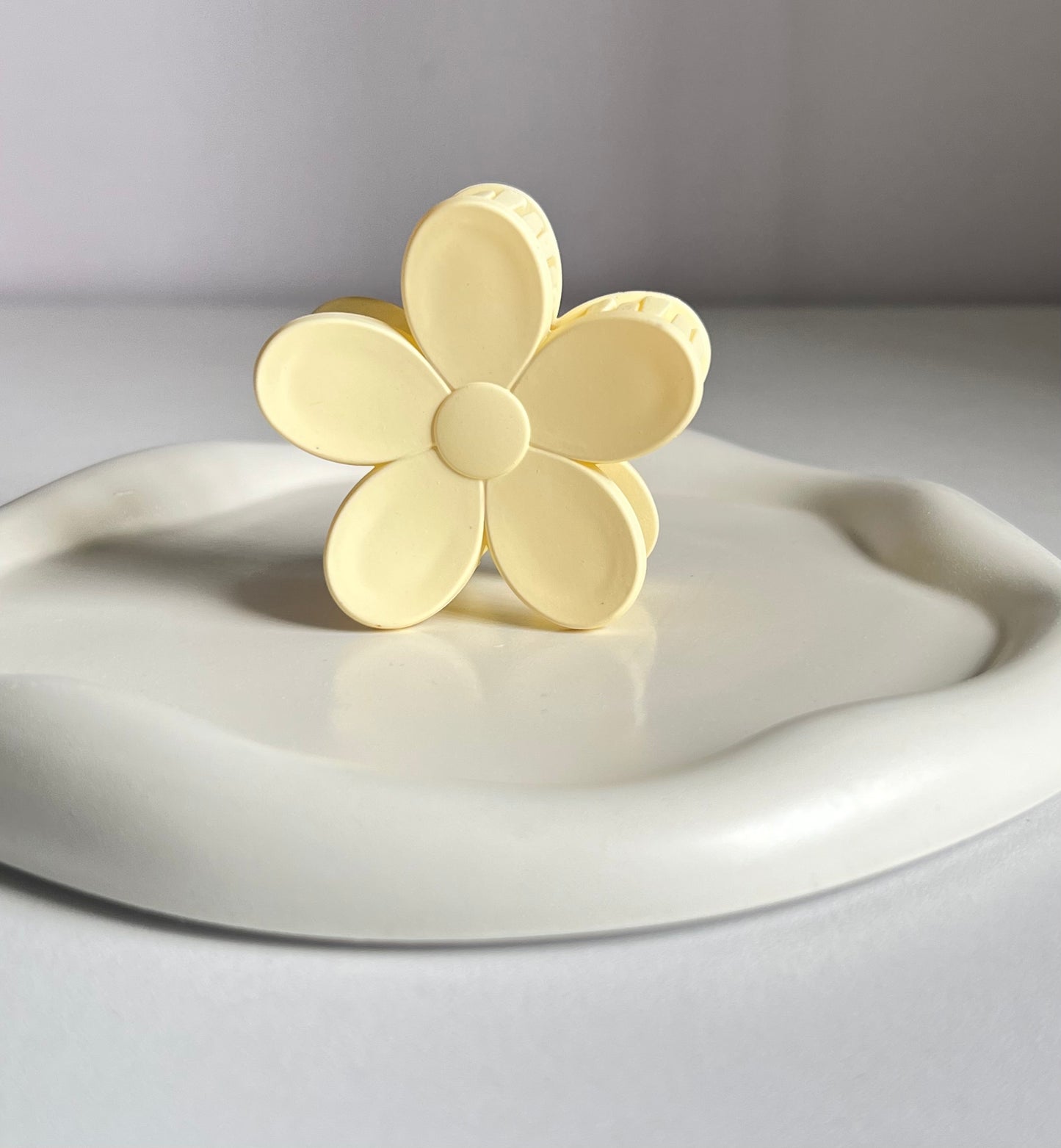 Bloom Flower Claw Clip Medium- Ivory