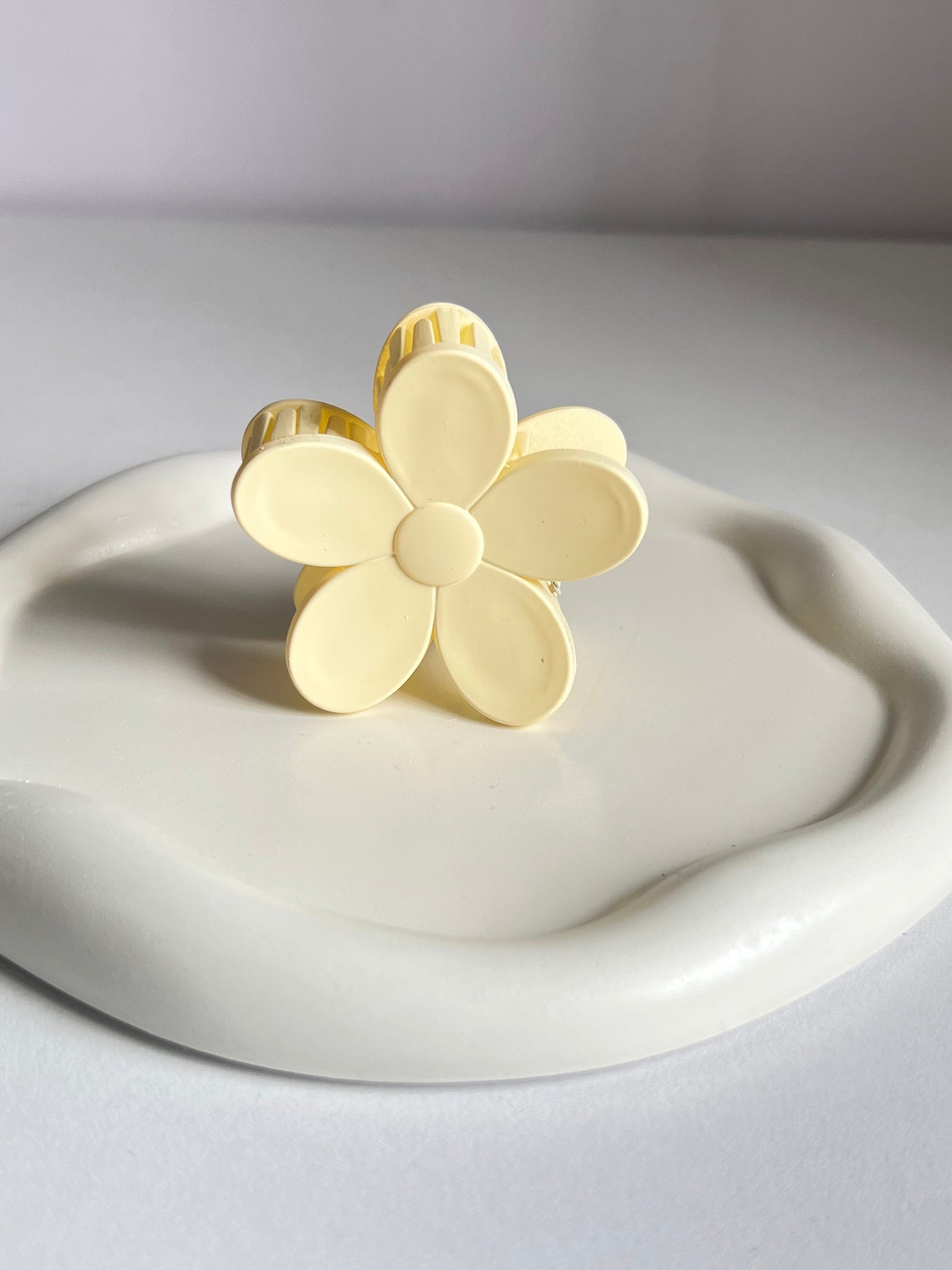 Bloom Flower Claw Clip Medium- Ivory
