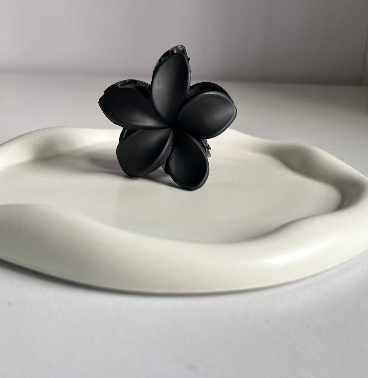 Petal Claw Clip - Black