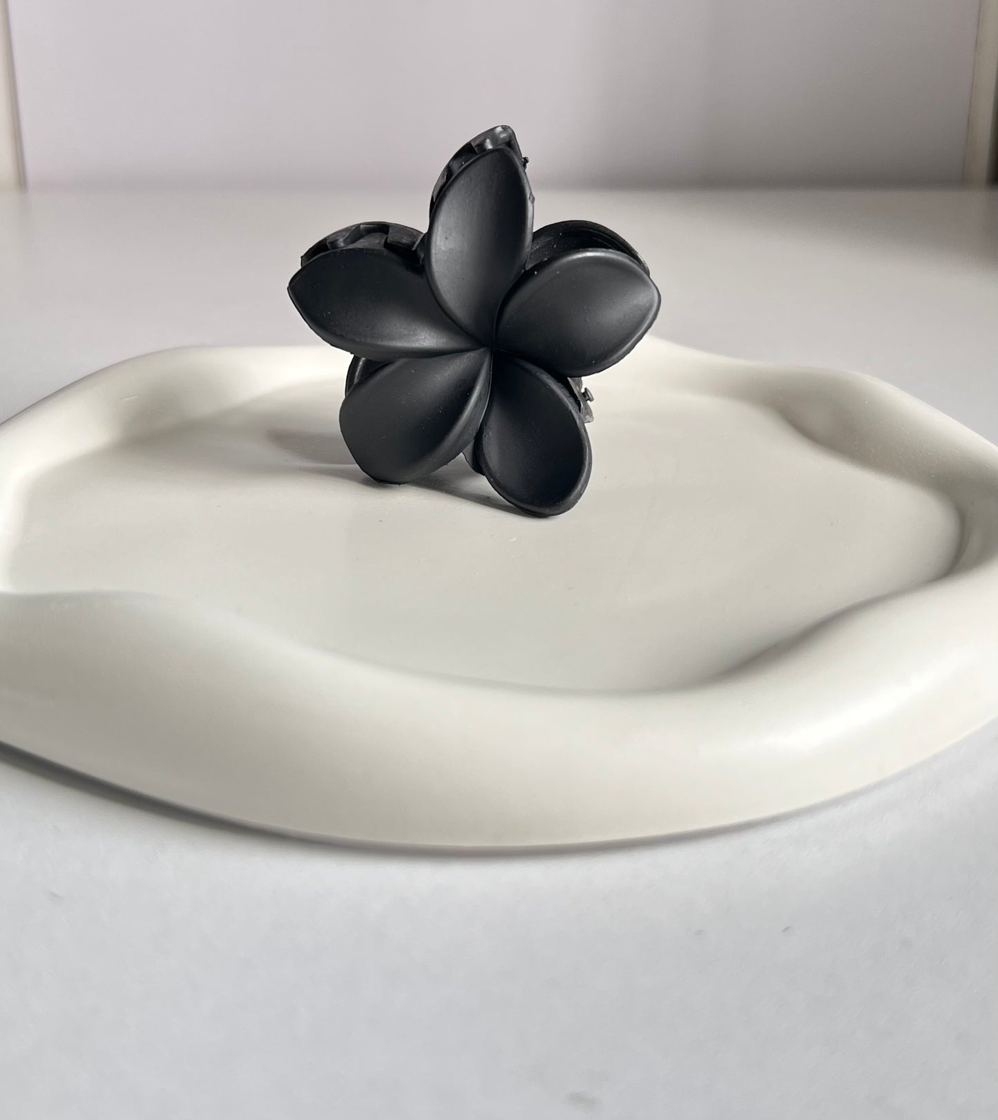 Petal Claw Clip - Black
