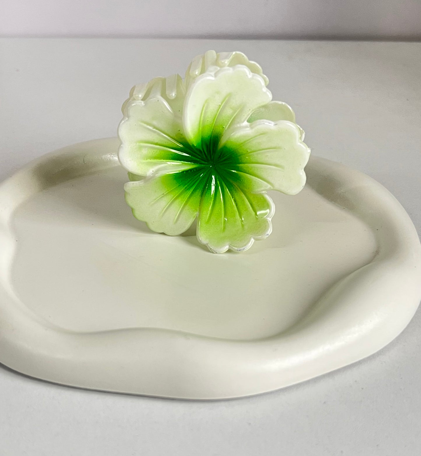 Petal Hold Claw Clip - Greenish White