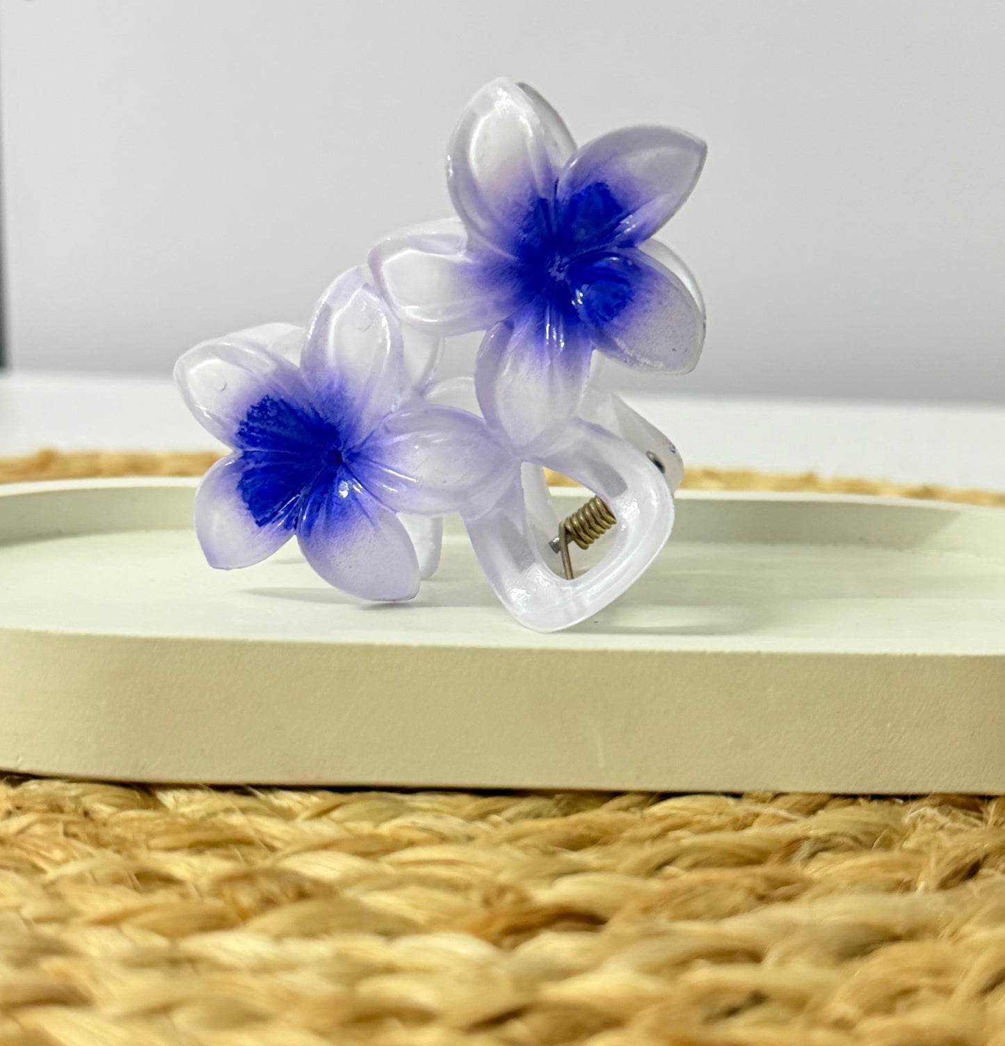 Double Bloom Medium Claw Clip
- Whitish Blue