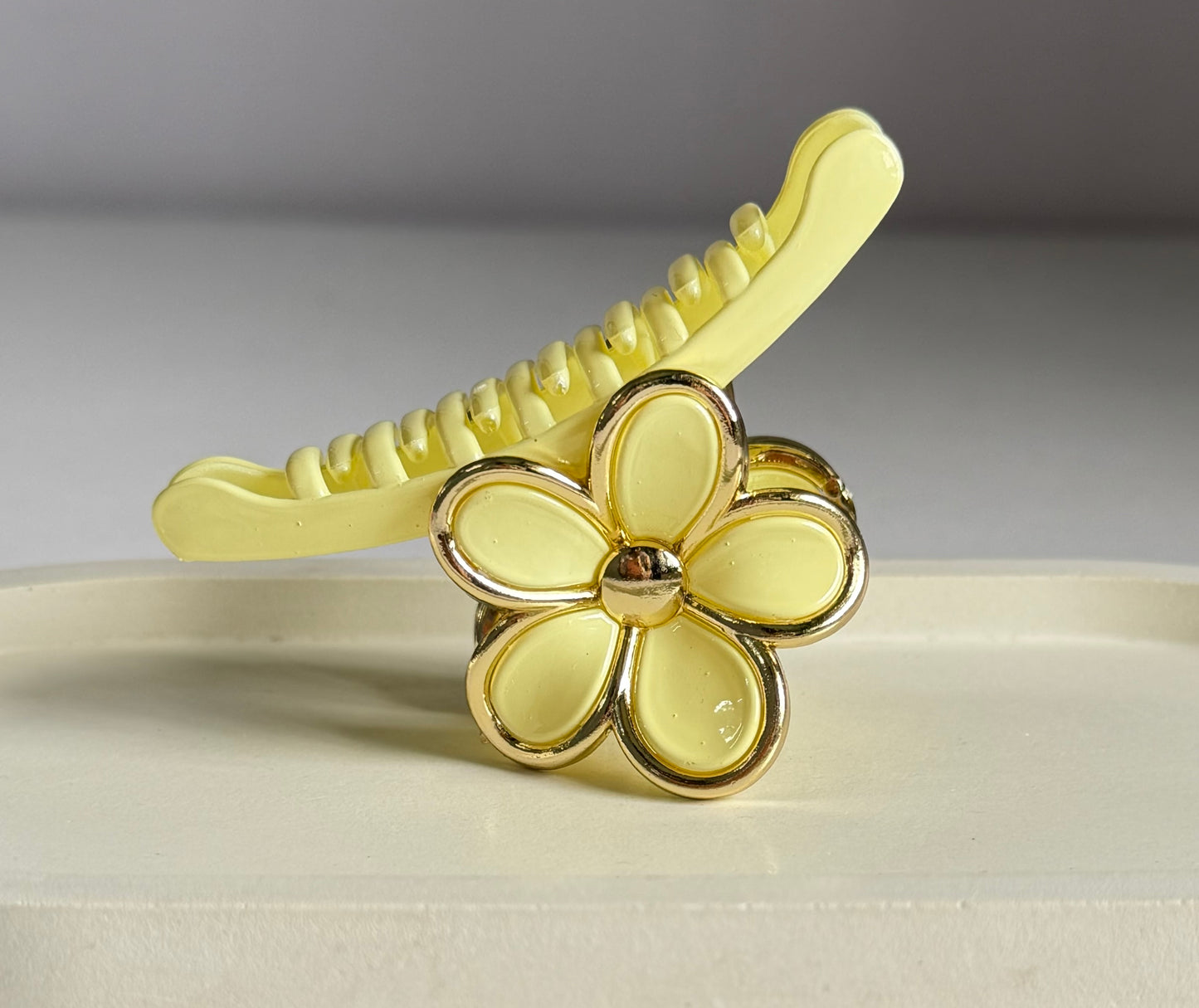 The Darling Daisy Claw Clip - Light Yellow