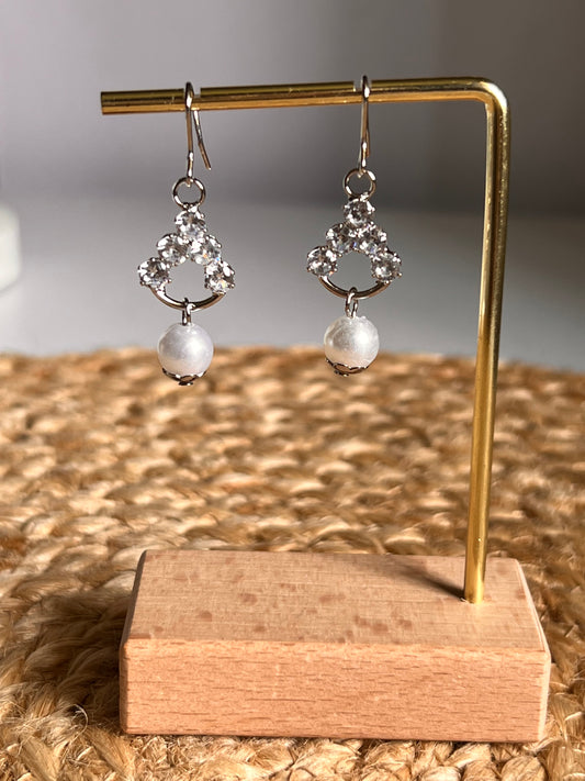 Gleam Queen Pearl Drop Hooks Earrings