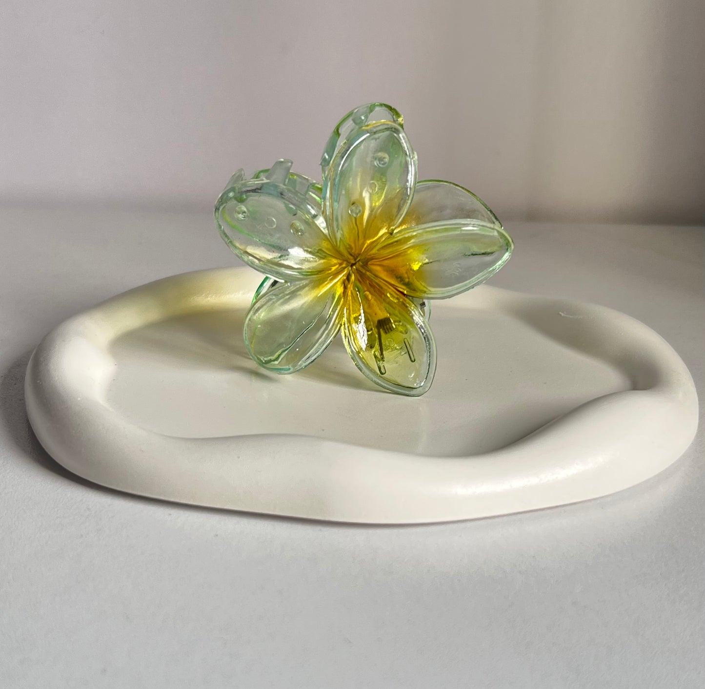 Flora Lock Glossy Claw Clip - Greenish Yellow
