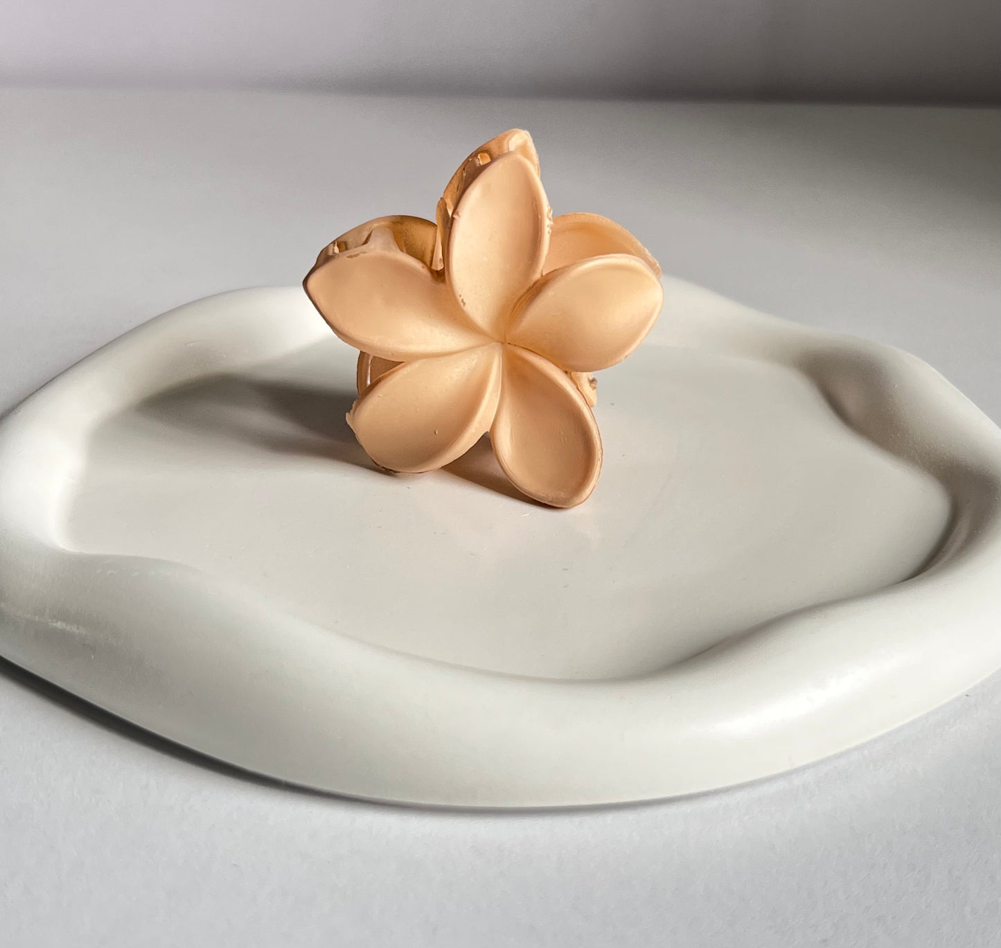 Petal Claw Clip - Beige