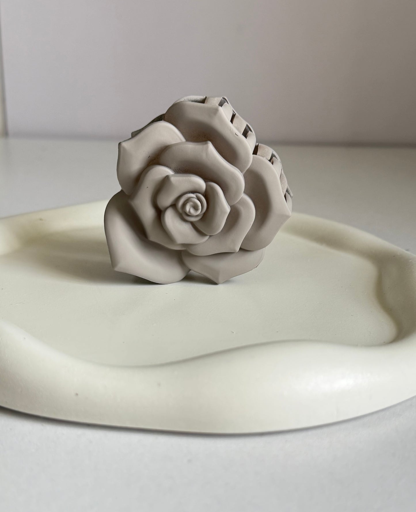 Rose Elegance Claw Clip - Light Grey