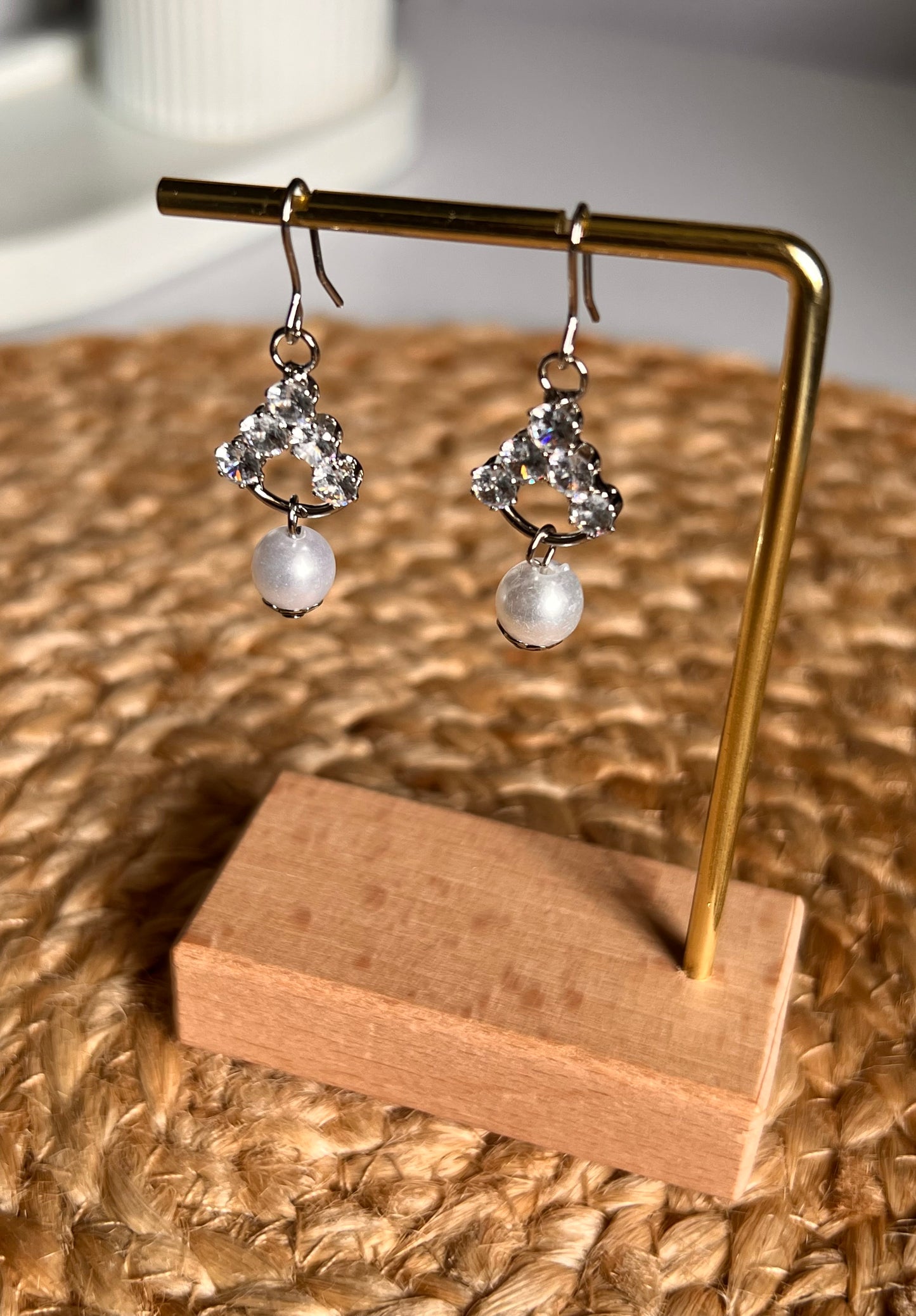Gleam Queen Pearl Drop Hooks Earrings