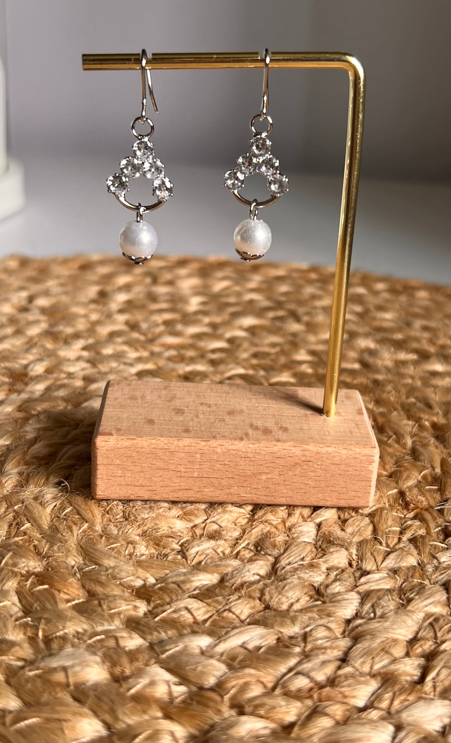 Gleam Queen Pearl Drop Hooks Earrings