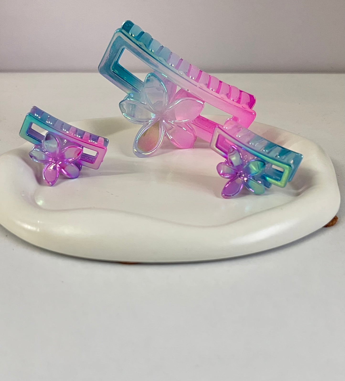 Holographic Harmony Trio Claw Clips - Light Bluish Pink